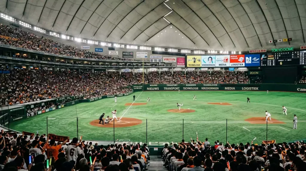 Japans honkbalstadion met fans en het speelveld van de NPB